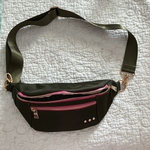 Shorty Love- Belt Bag Olive Green and Fuchsia accents.